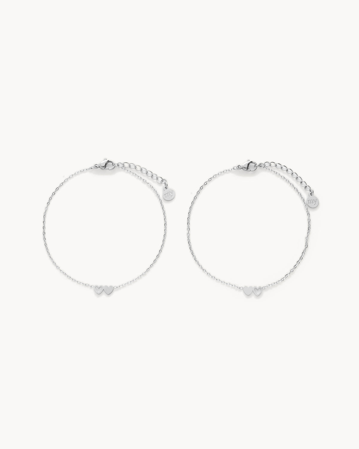 Ensemble de 2 bracelets à deux cœurs — argentés, de face