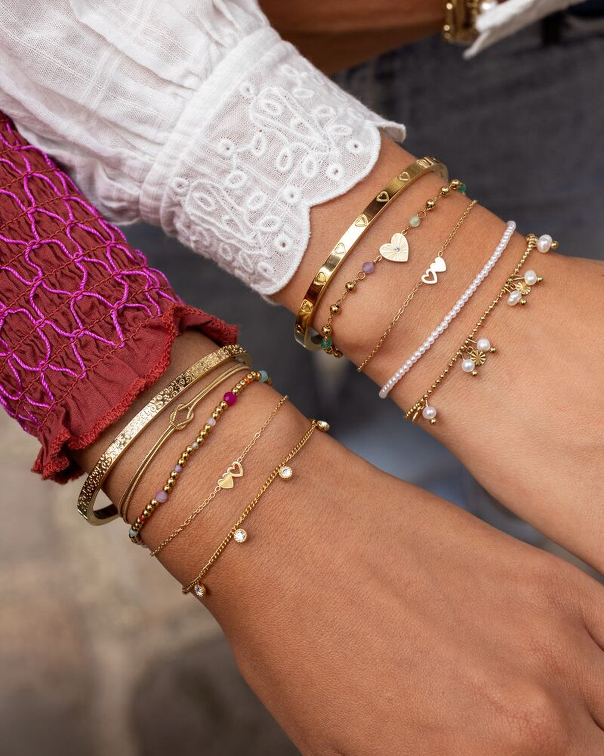 Ensemble de 2 bracelets à deux cœurs — portés avec d'autres bracelets (non inclus)