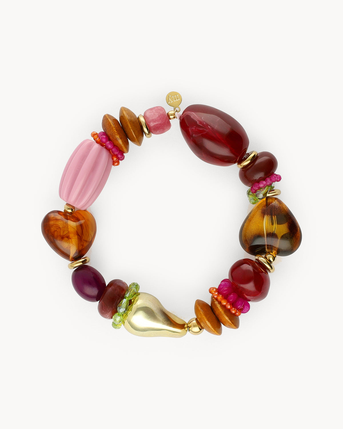 Bracelet bordeaux avec détails en forme de cœur — de face, sur fond blanc cassé