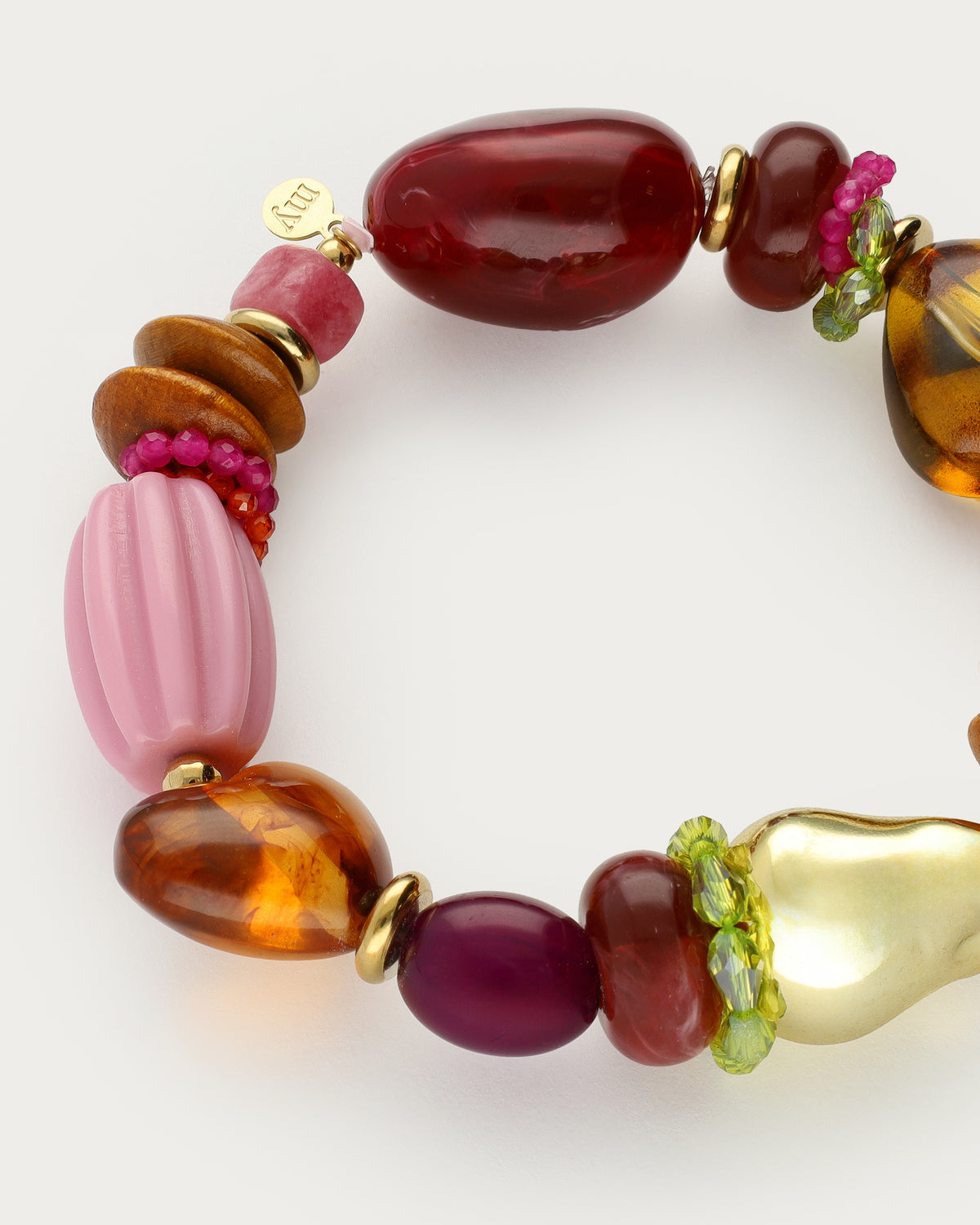 Bracelet bordeaux avec détails en forme de cœur — détail des perles et des cœurs