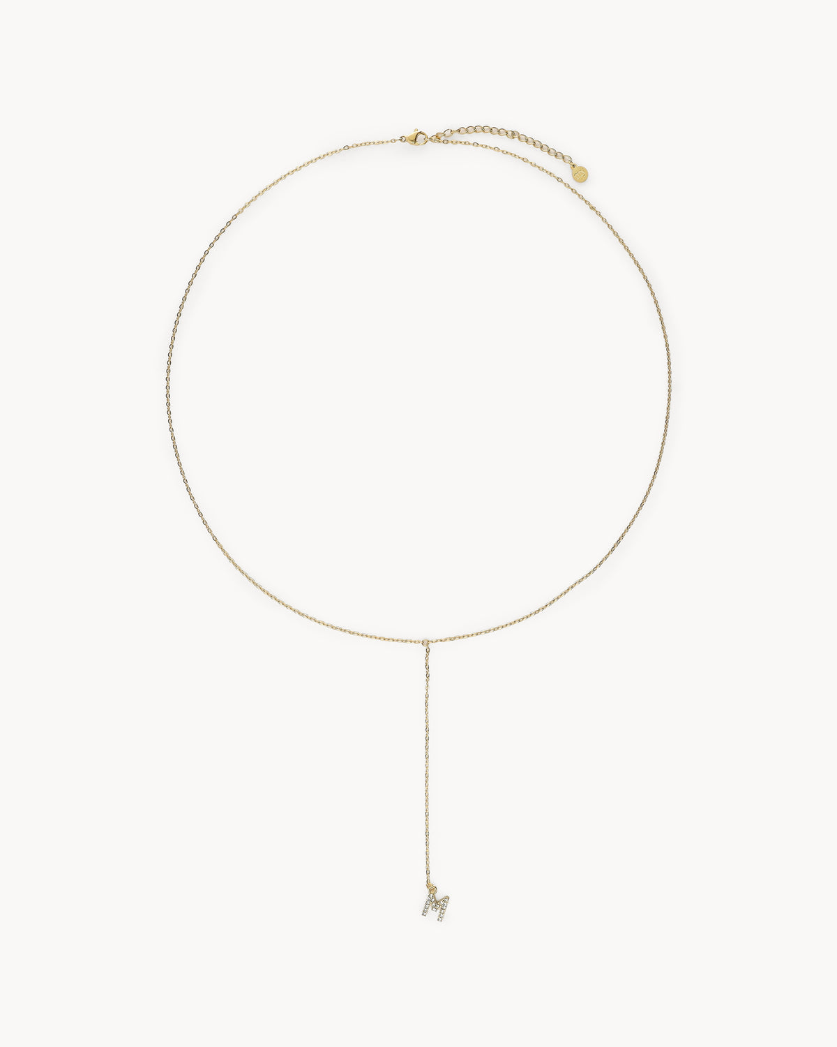 Long collier en Y à initiale avec strass — doré, de face (initiale M)