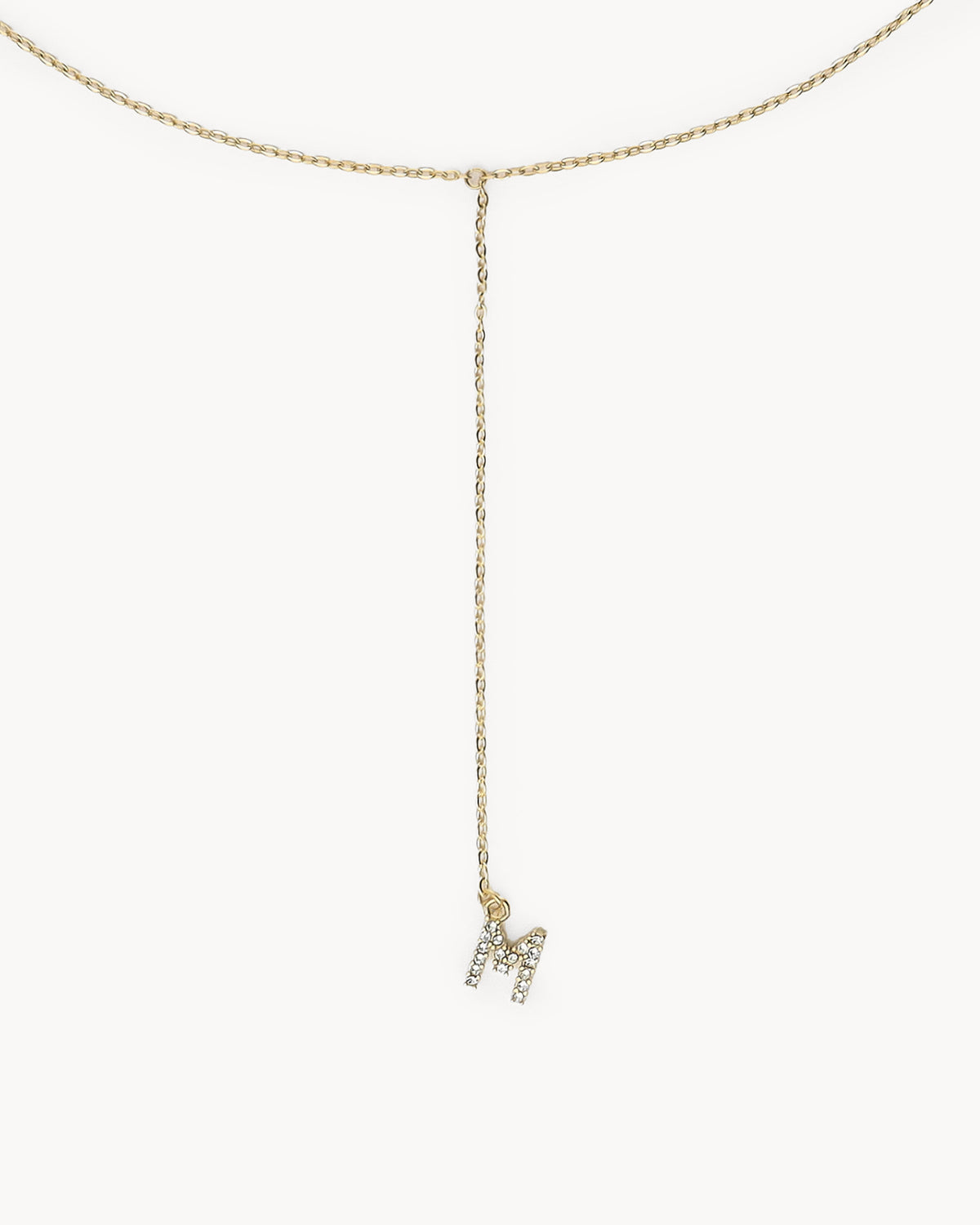 Long collier en Y à initiale avec strass — détail de l'initiale M en strass