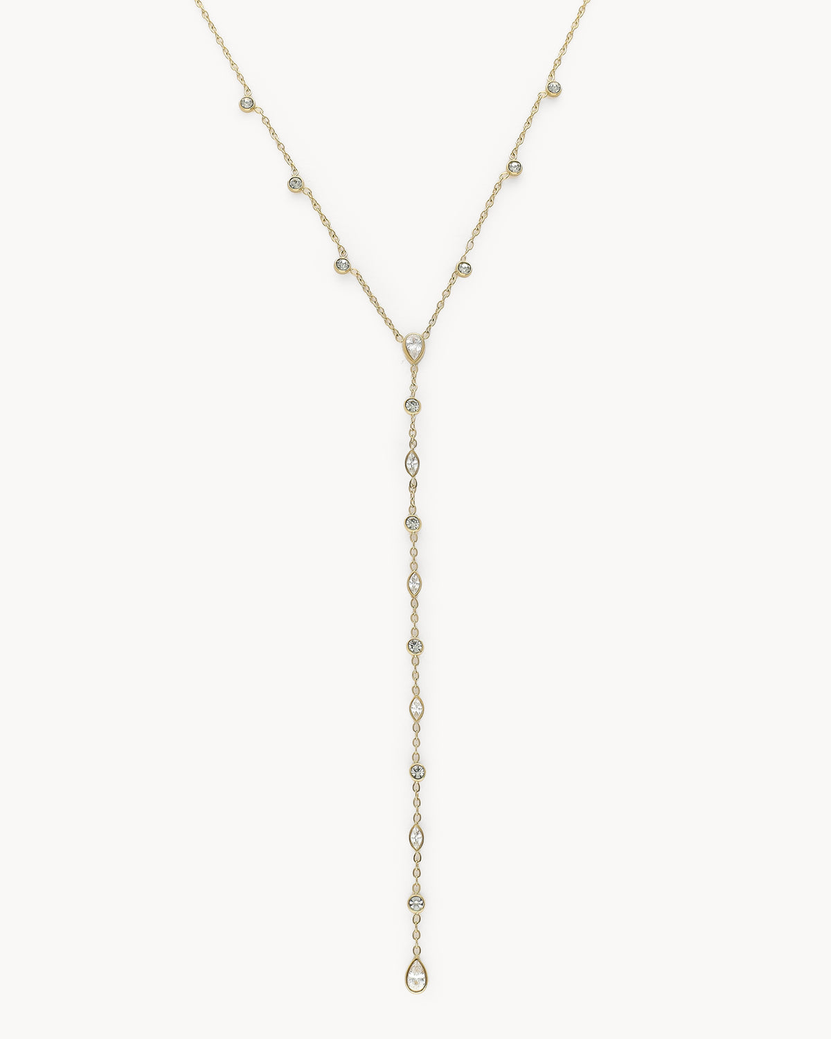 Collier en Y fin avec strass — détail de la chaîne en Y et des strass