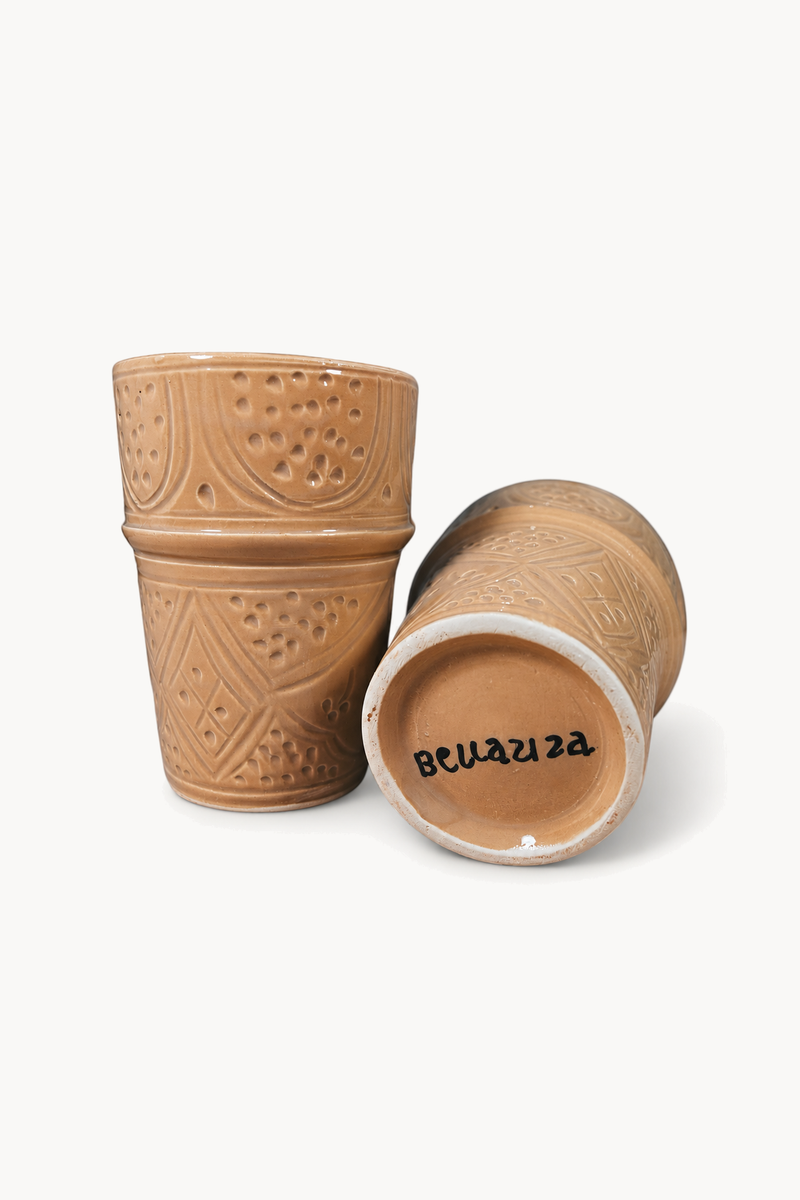 Tasse - Empreinte Bellaziza, de face sur fond blanc cassé