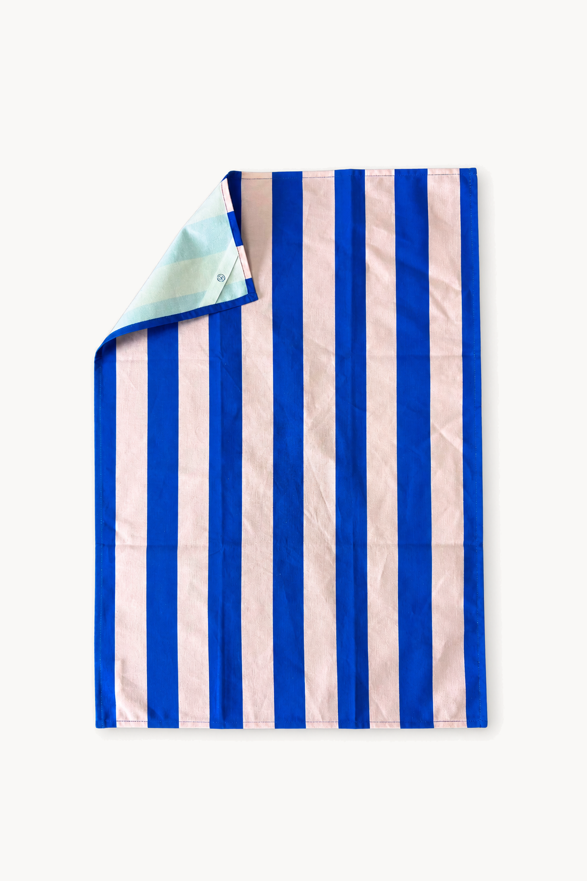 Essuie vaisselle à rayures bleu-rose, de face sur fond blanc cassé