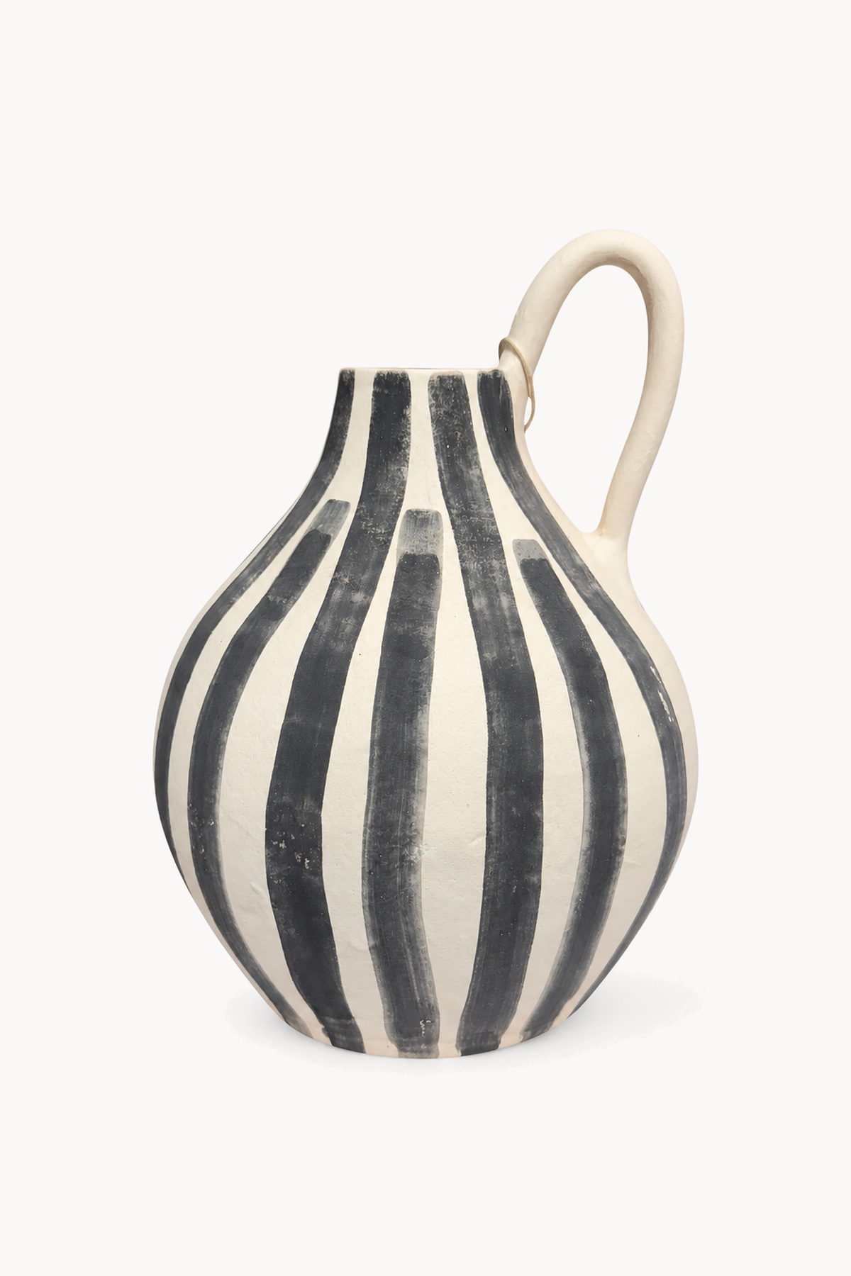 Vase Broccagrie en céramique à rayures peintes à la main, de face sur fond blanc cassé