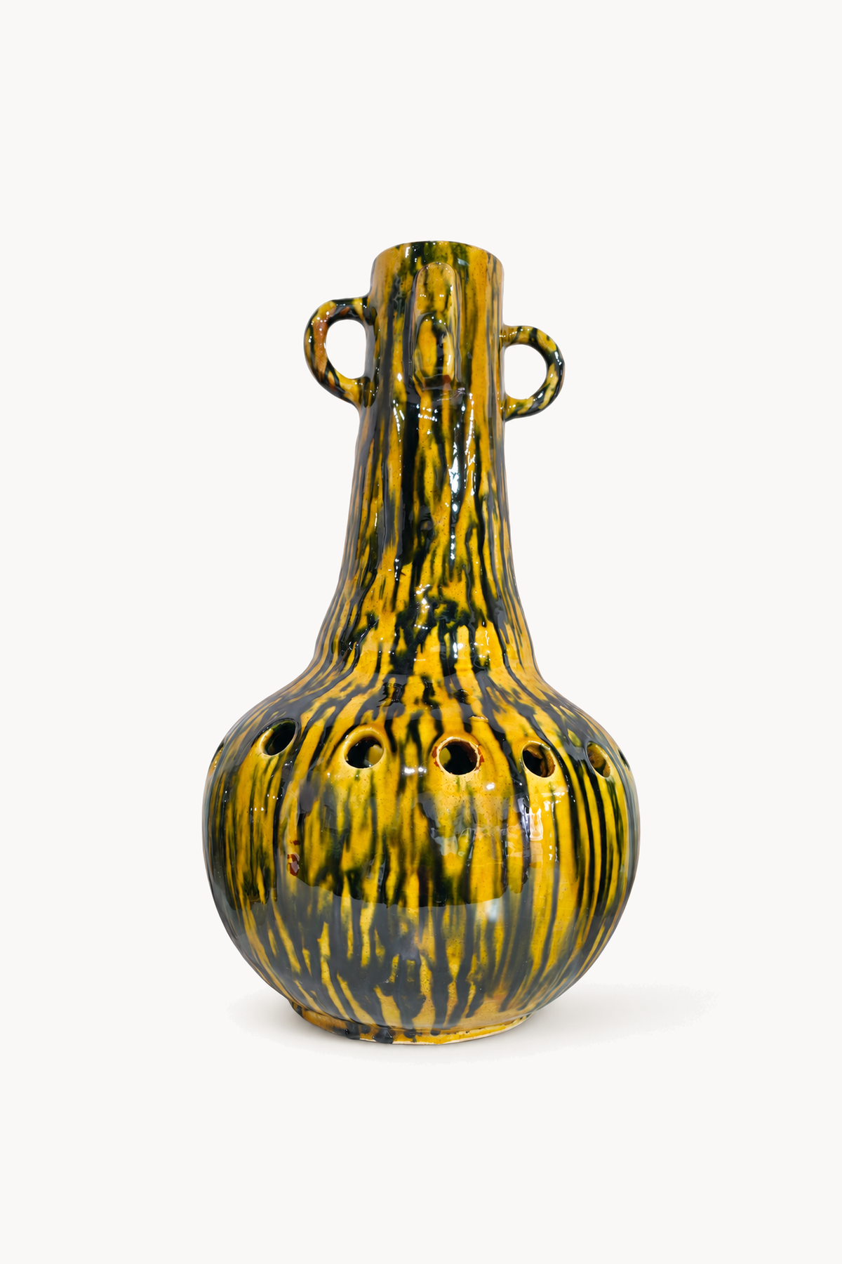 Vase Jaune à Trous, de face sur fond blanc cassé