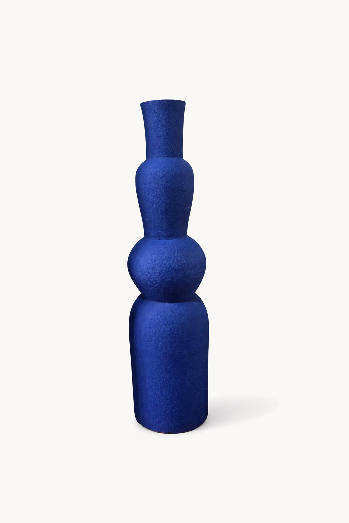 Vase sculptural bleu Majorelle en céramique mate, de face sur fond blanc cassé