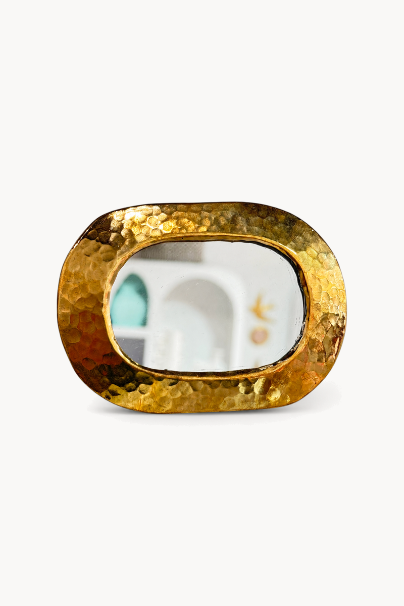 Petit Miroir martelé & Trou en laiton - MARTAL, de face sur fond blanc cassé