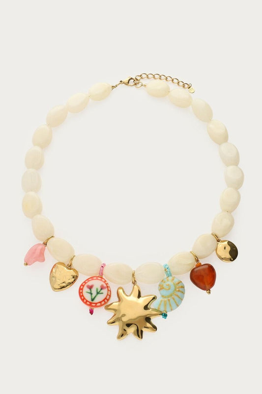 Collier de perles beiges à charms multicolores