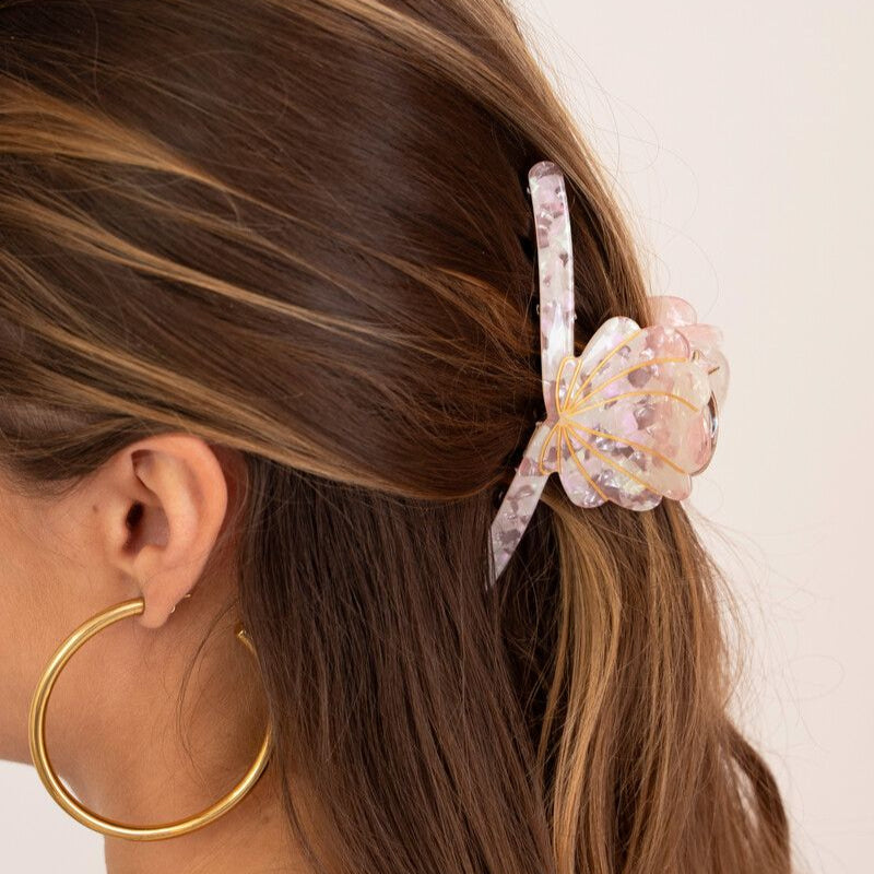 Pince à cheveux beige avec coquillage