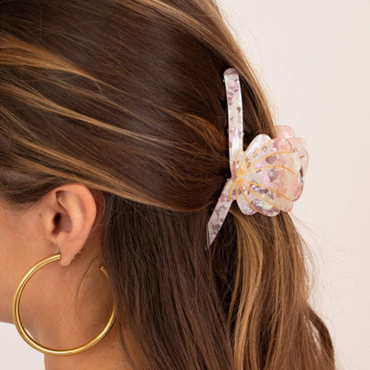 Pince à cheveux beige avec coquillage
