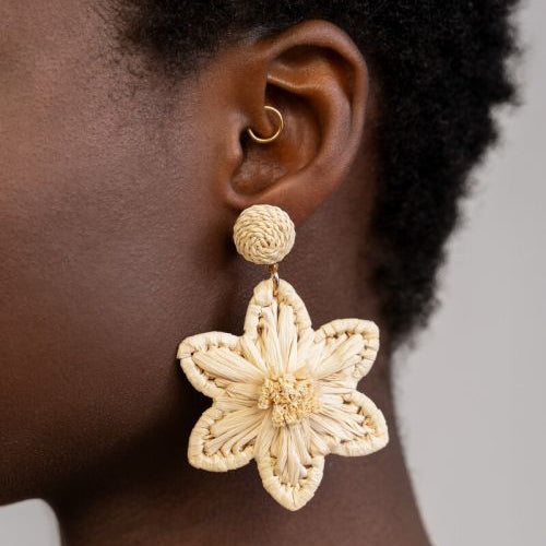 Boucles d'oreilles beige avec fleur en raphia