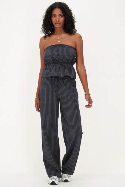 Haut bleu foncé avec rayures et nœud