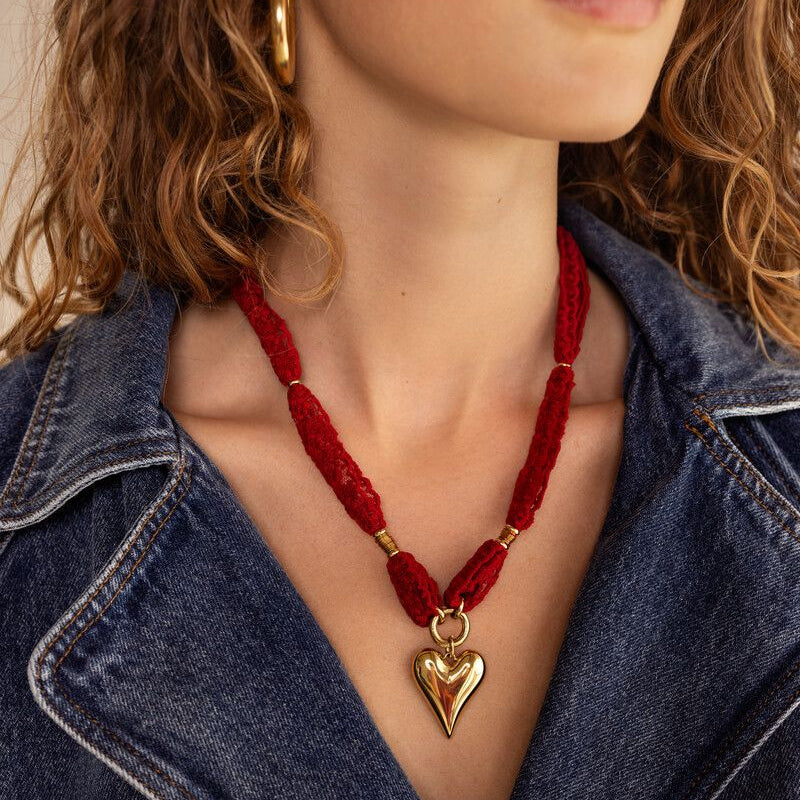 Collier rouge avec dentelle et cœur