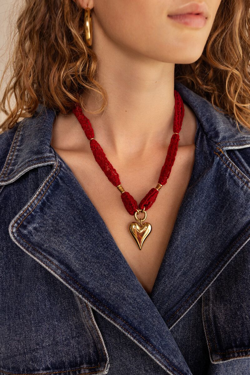 Collier rouge avec dentelle et cœur