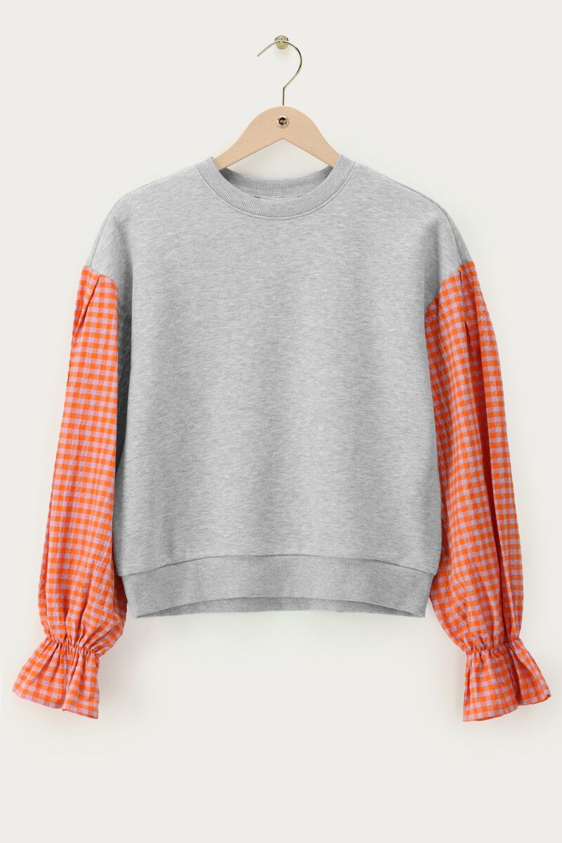 Sweat gris avec manches à carreaux orange