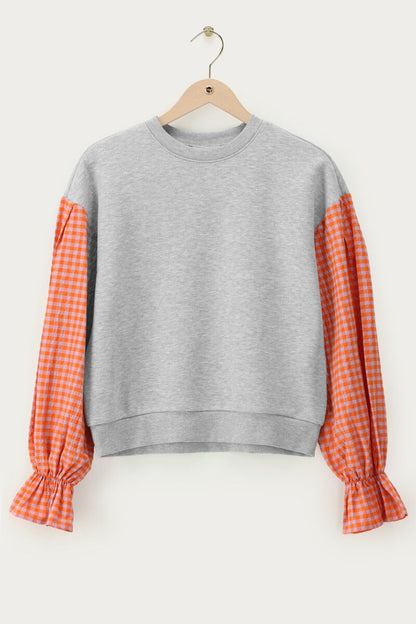 Sweat gris avec manches à carreaux orange