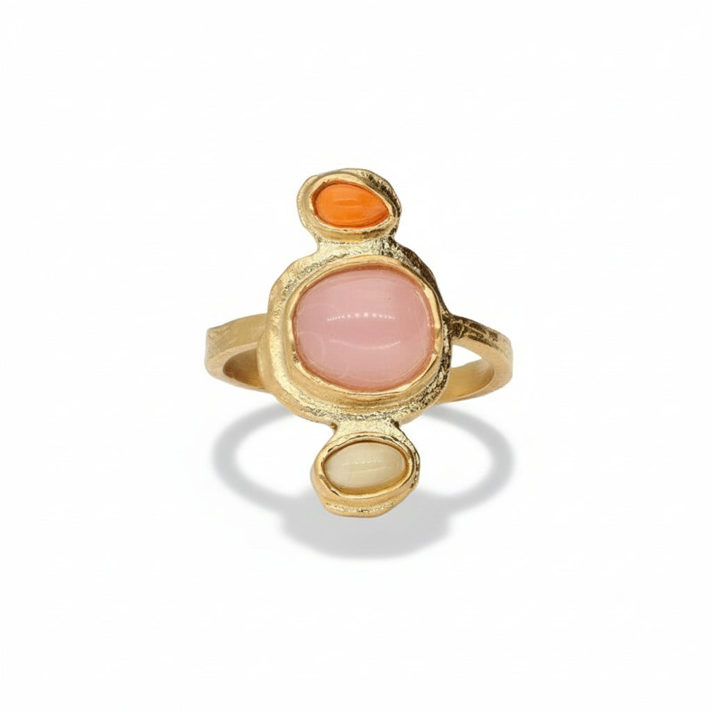Ring with vertical fancy pearls