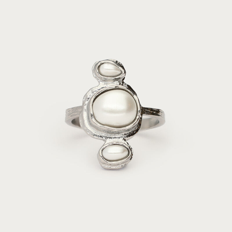 Ring with vertical fancy pearls