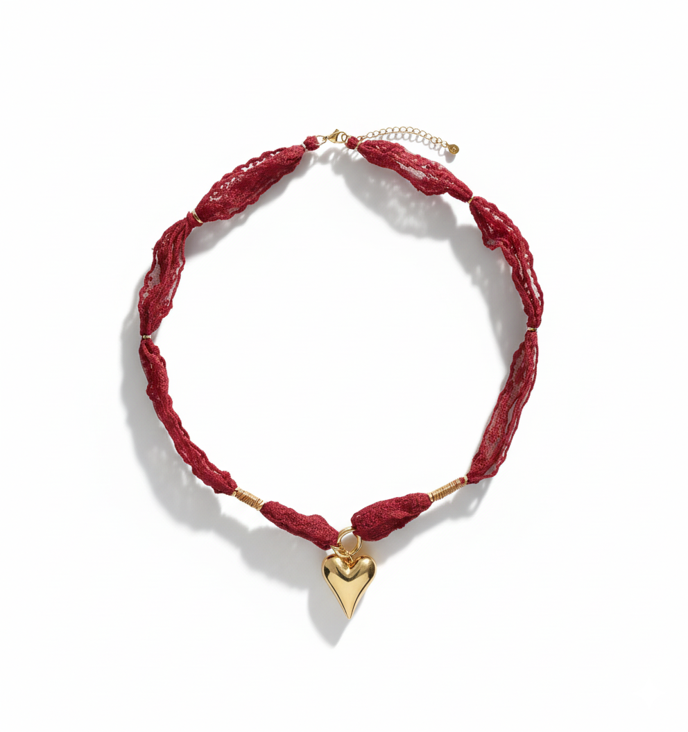 Collier rouge avec dentelle et cœur