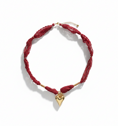 Collier rouge avec dentelle et cœur