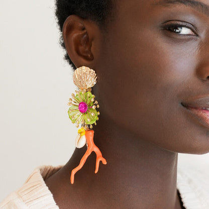 Boucles d'oreilles à fleurs et détails en corail