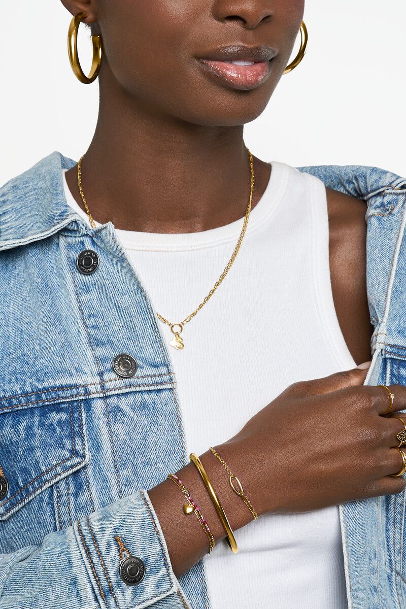 Drievoudige armband met roze sierkralen en een hartje.