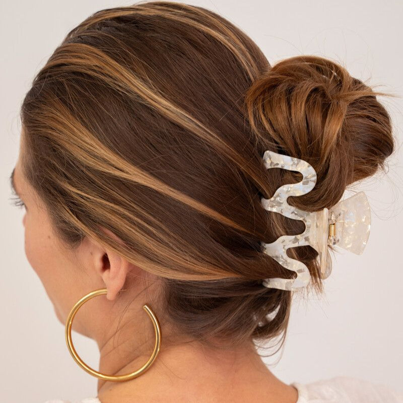 Pince à cheveux glamour blanche avec torsade