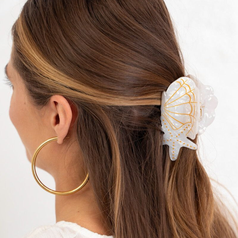 Pince à cheveux blanche avec étoile de mer et coquillage