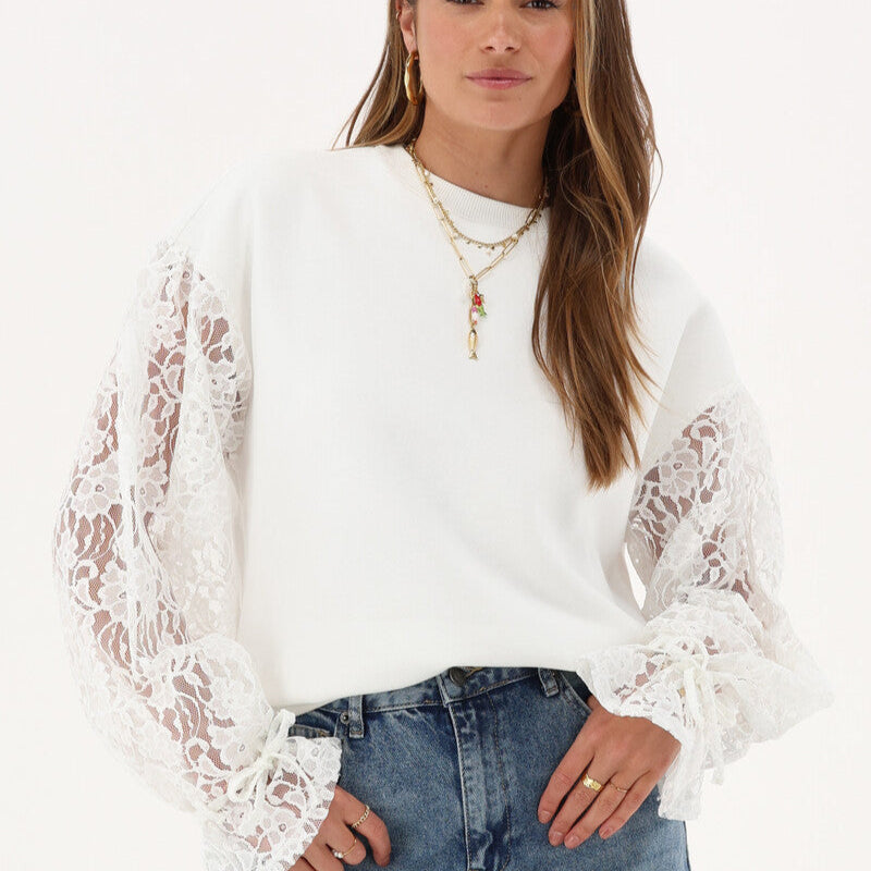 Sweat blanc à manches en dentelle