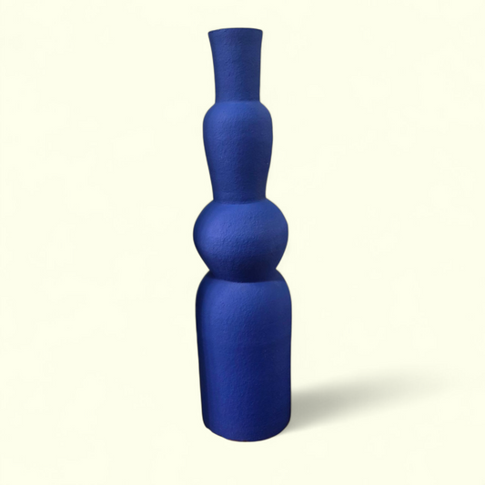 Vase sculptural bleu majorelle