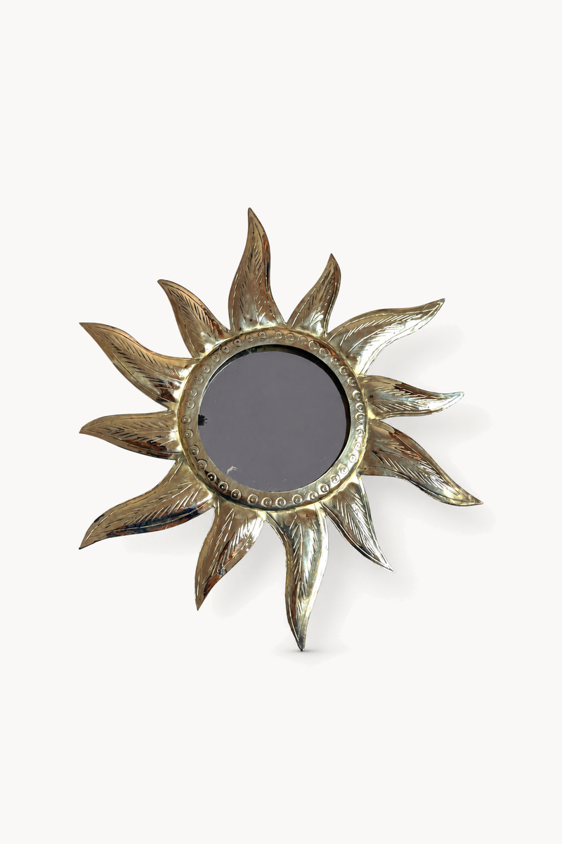 Soleil en laiton avec miroir - SOLARE, de face sur fond blanc cassé