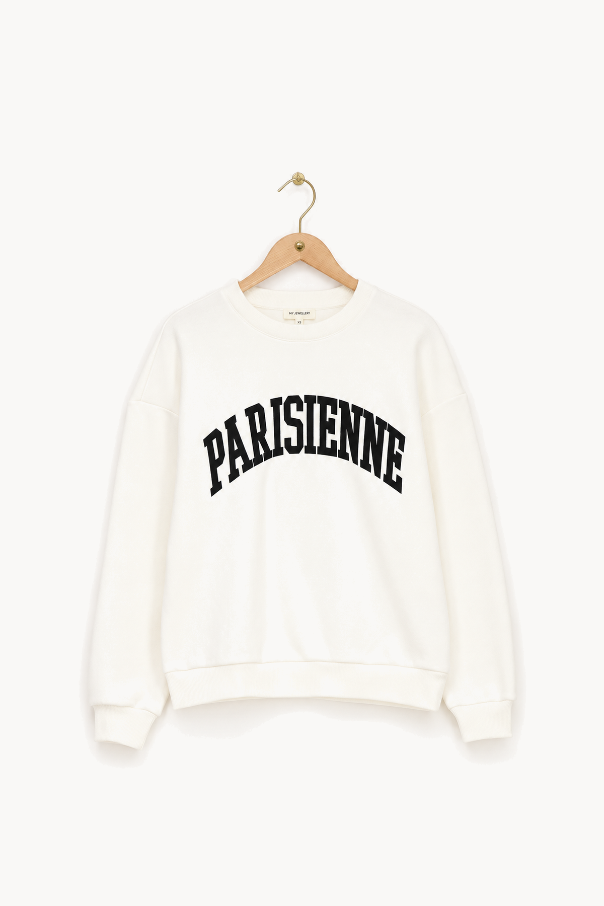 Sweat blanc "Parisienne", de face sur fond blanc cassé