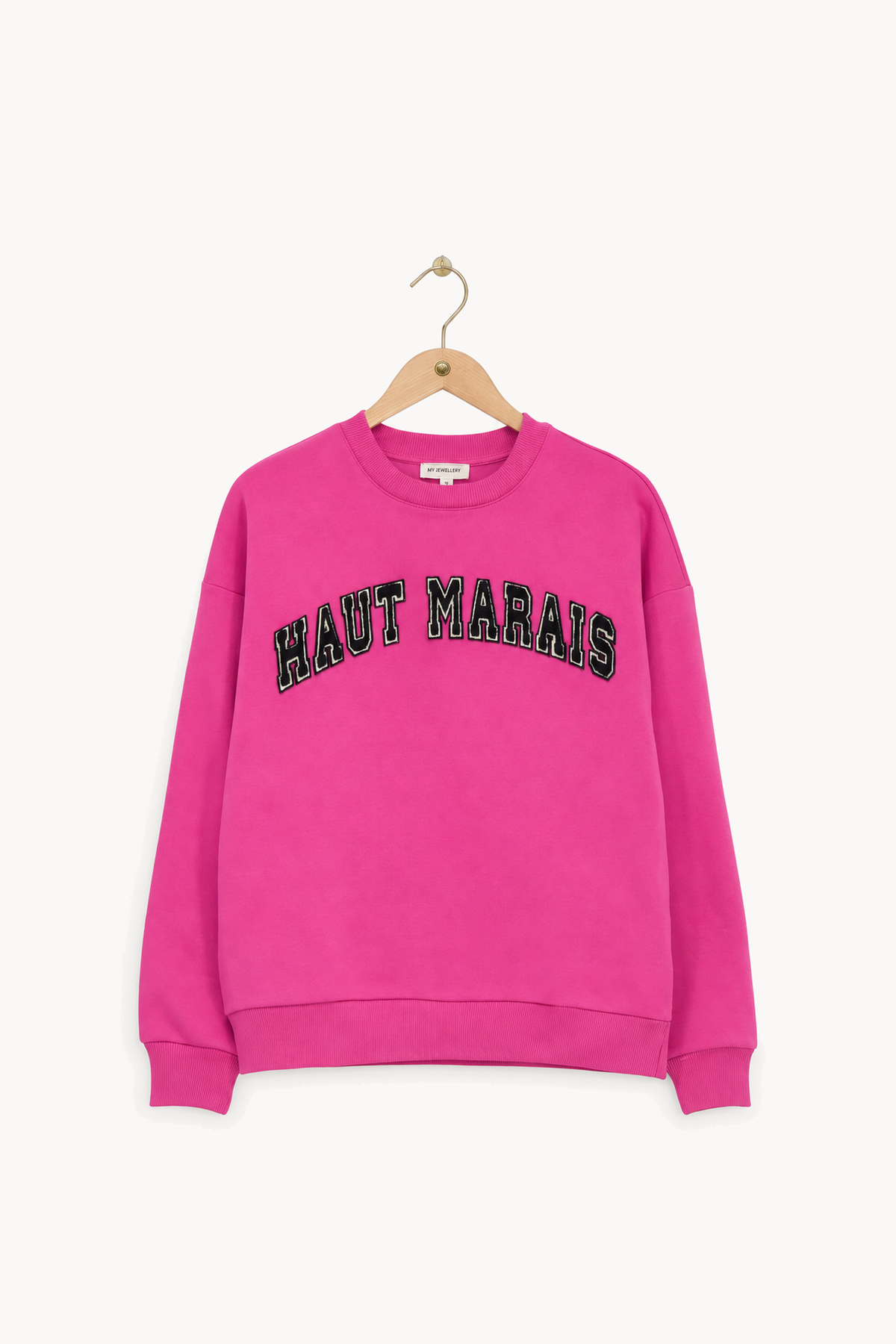 Sweat rose "Haut marais", de face sur fond blanc cassé