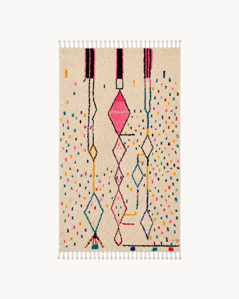 Tapis berbère Azilal 002 en laine bouclée, bandes noires et fuchsia, losanges et pois colorés, vu à plat de dessus sur fond blanc cassé