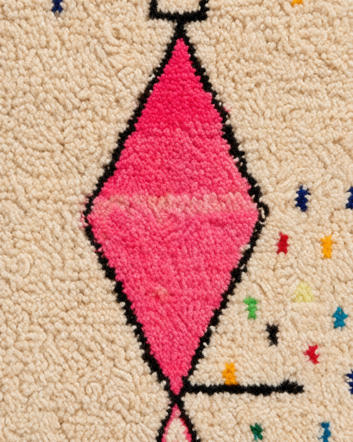 Tapis berbère Azilal 002 en laine, détail matière du losange rose, angle généré