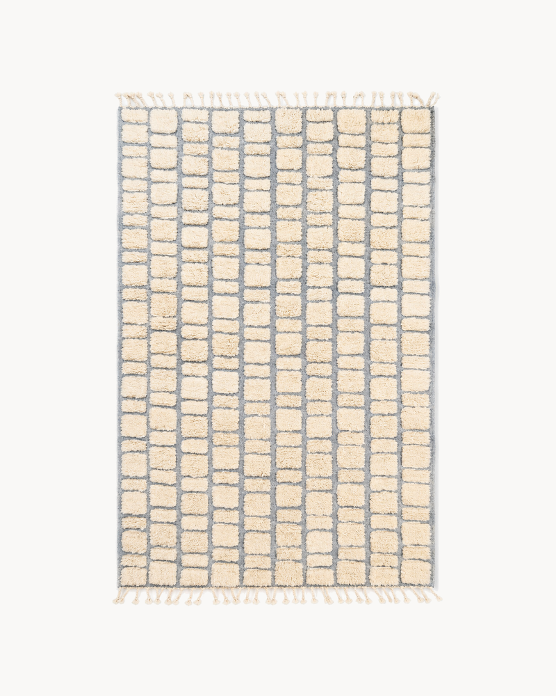 Tapis berbère Beni Ouarin 002 vu à plat de dessus sur fond blanc cassé