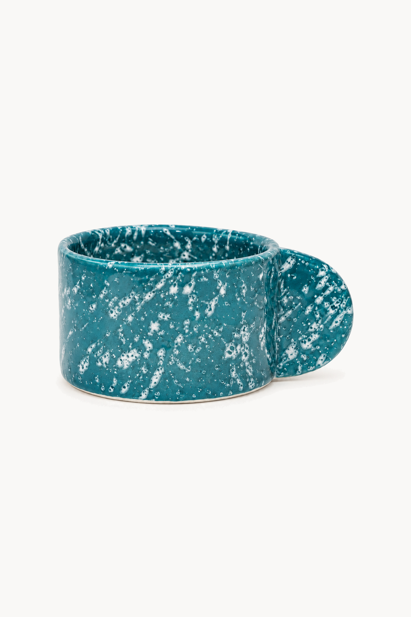 Tasses MOUCHY, de face sur fond blanc cassé