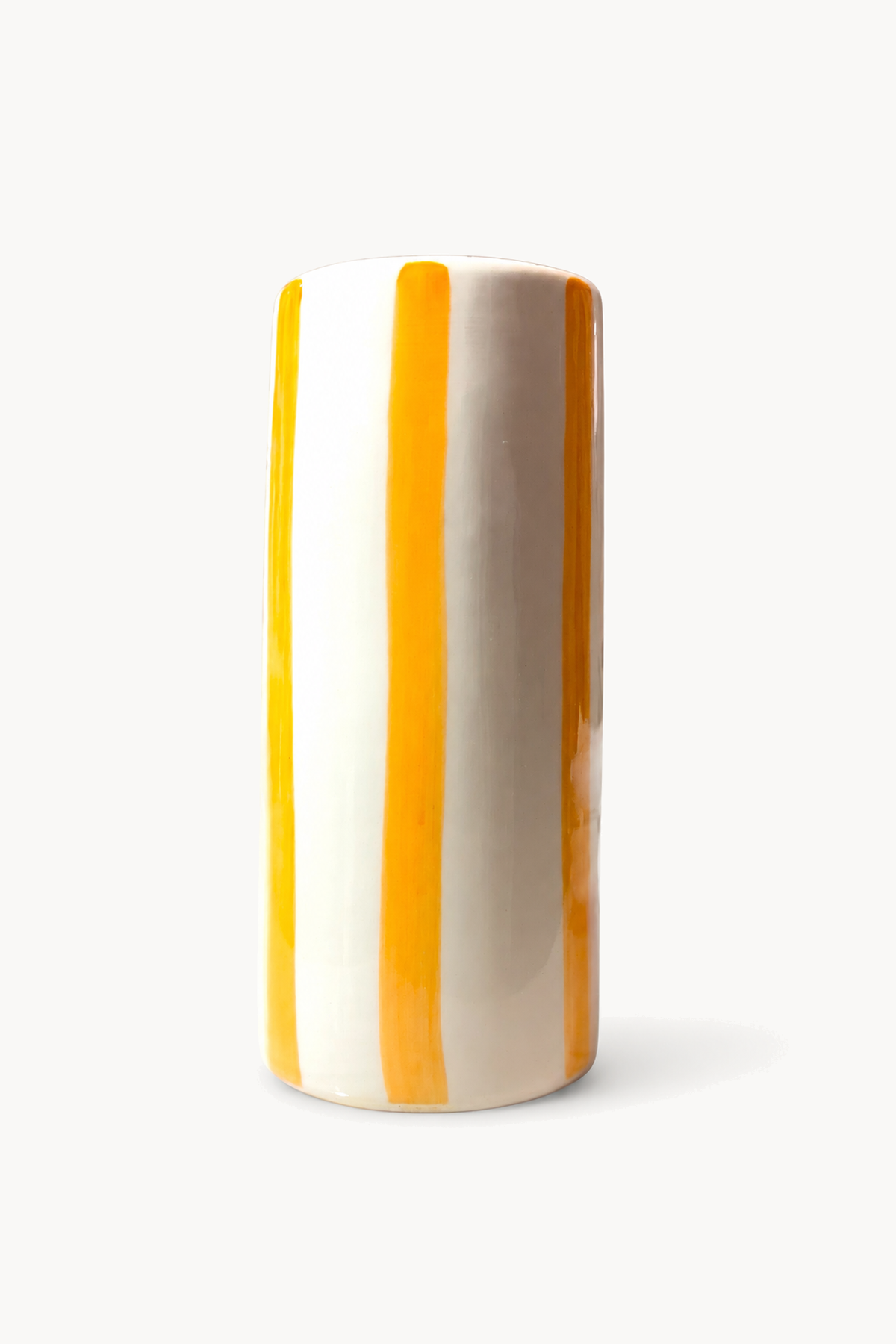Vase STRIA tangerine, de face sur fond blanc cassé