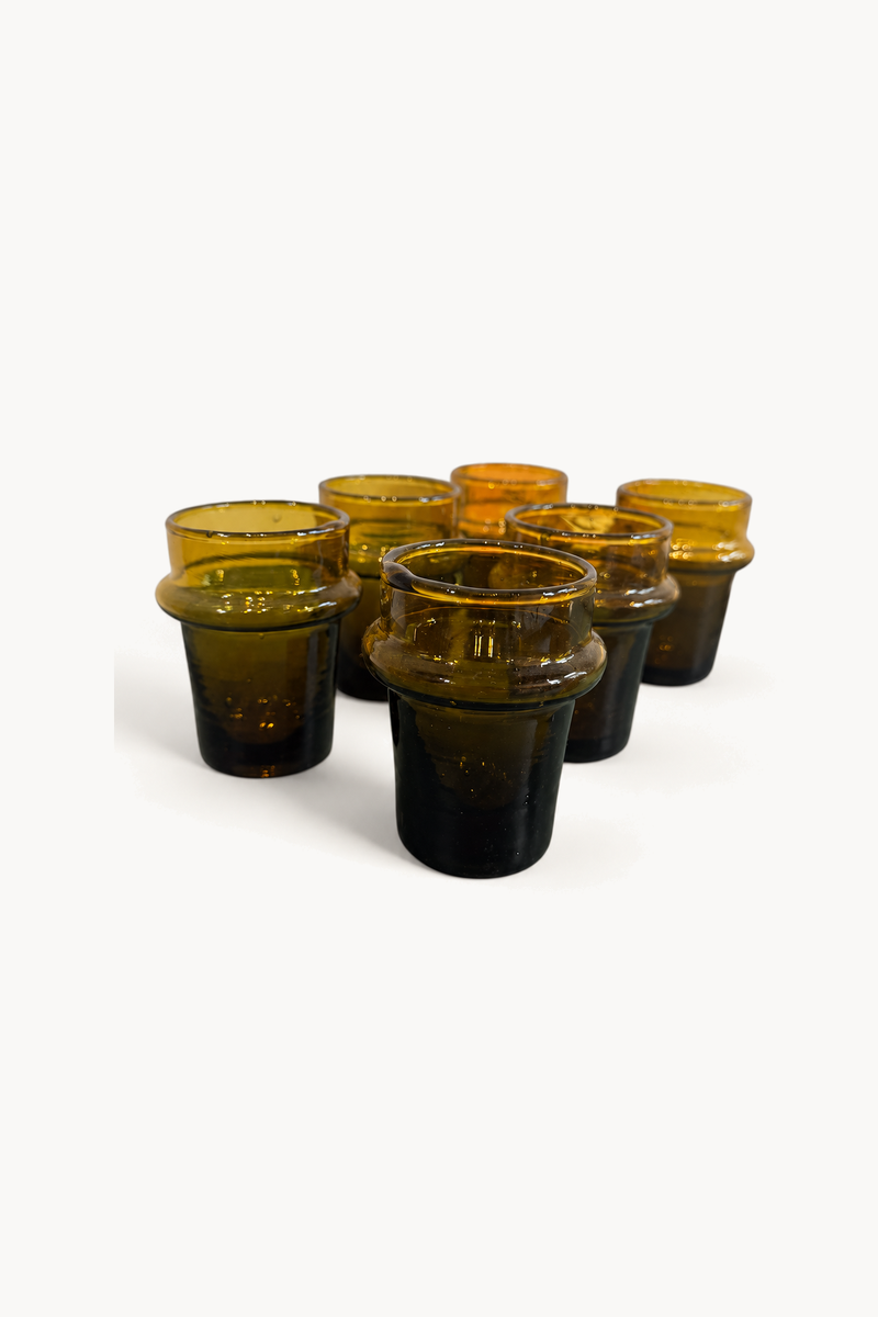 Verre à thé petit - BELDI, de face sur fond blanc cassé