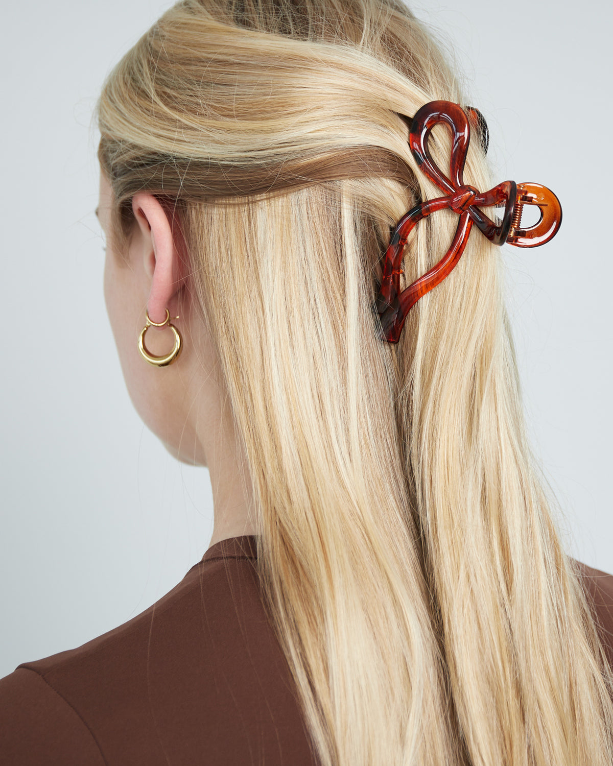 Pince à cheveux crabe en forme de nœud — portée sur une demi-queue