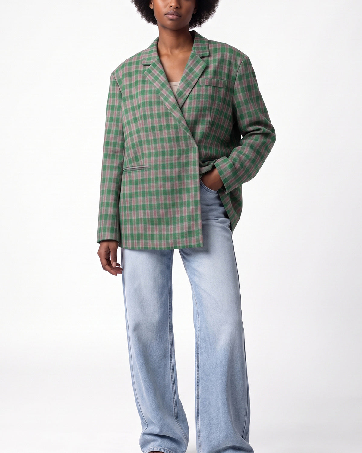 Veste à carreaux verte portée sur un jean
