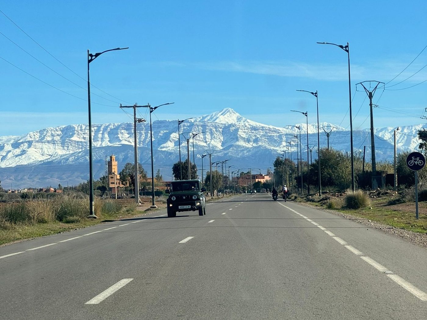 La route vers les montagnes enneigées de l'Atlas, près de Marrakech